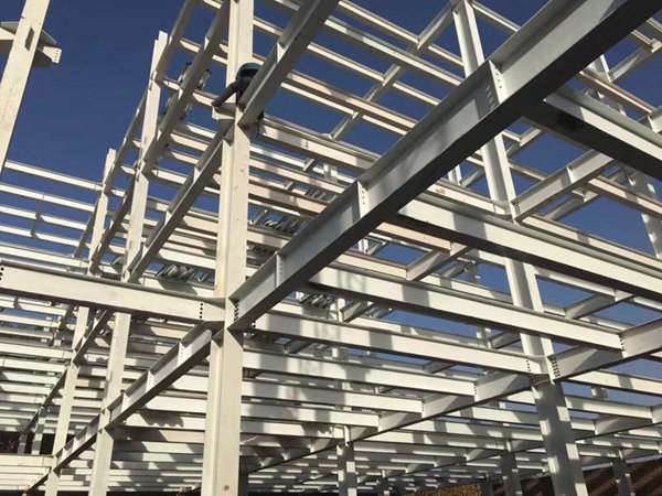 多層鋼結(jié)構(gòu)廠房的樓承板施工，這三個問題要多注意