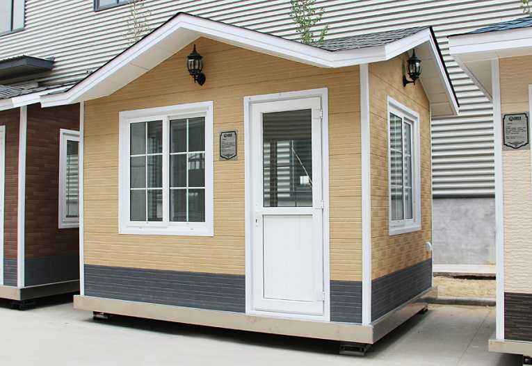 輕鋼崗?fù)? /><br /></p> 有人會認(rèn)為,<strong>輕鋼房屋</strong>的使用壽命不如傳統(tǒng)的混凝土建筑,但是,根據(jù)國外經(jīng)驗(yàn)以及實(shí)驗(yàn)數(shù)據(jù)來看,這種體系在歐美發(fā)達(dá)國家已經(jīng)成熟運(yùn)用,輕鋼住宅結(jié)構(gòu)的使用壽命是90年,使我們可以放心使用的家居住房。盛大鋼結(jié)構(gòu)利用現(xiàn)代新型的建筑材料,包括玻璃棉、歐松板、石膏板、金屬雕花板、瀝青瓦、SBS防水卷材、呼吸紙等材料,解決了該建筑體系的防水、防火、保溫、隔熱、吸引降噪等技術(shù)問題,我們對<strong>輕鋼房屋</strong>的未來前景是十分看好的。<br /><p> 山西盛大鋼結(jié)構(gòu)近期的新產(chǎn)品除了輕鋼住宅以外,還有集裝箱房屋、輕鋼崗?fù)は盗小⒐残l(wèi)生間系列產(chǎn)品,如果您對我們的新產(chǎn)品感興趣的話,可以致電我們的銷售客服熱線,我們期待您的來電。</p><p> 本文鏈接:<strong>http://m.sysjust.cn/news/0004511655.html </strong>未經(jīng)允許不得轉(zhuǎn)載。</p><p style=